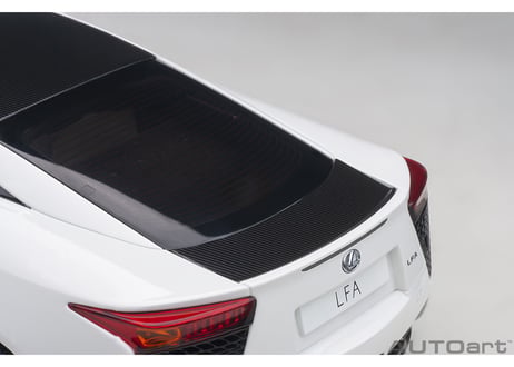 AUTOart 1/18　レクサス LFA （ホワイテスト・ホワイト／ブラック・カーボン）　78851