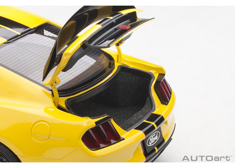 未展示品オートアート1/18フォードGT 2004 イエロー/ブラックストライプ 楽天市場】オートアート 1/18 フォード GT 2017 （イエロー