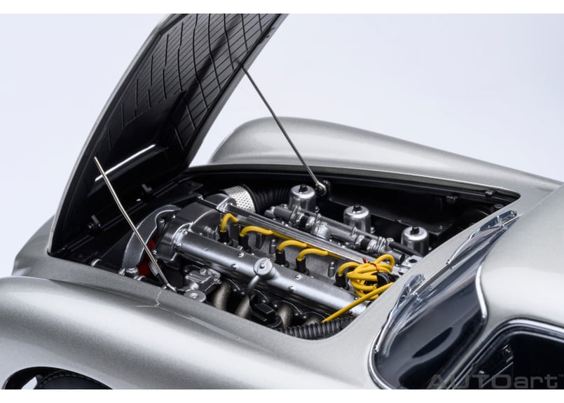 タワーオブテラー　トランプ　DB5 AUTOart 1/18 アストンマーチン DB5 （シルバー・メタリック