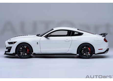 AUTOart 1/18　フォード マスタング シェルビー GT500 （ホワイト／ブラック・ストライプ）　73095