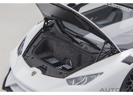 AUTOart 1/18　 リバティーウォーク LB‐シルエット ワークス ランボルギーニ ウラカン GT （ホワイト）　79125