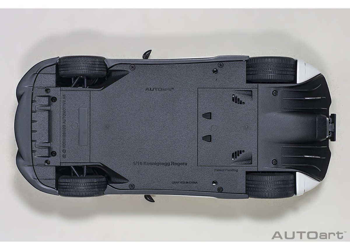 AUTOart 1/18 ケーニグセグ レゲーラ （ホワイト／カーボン