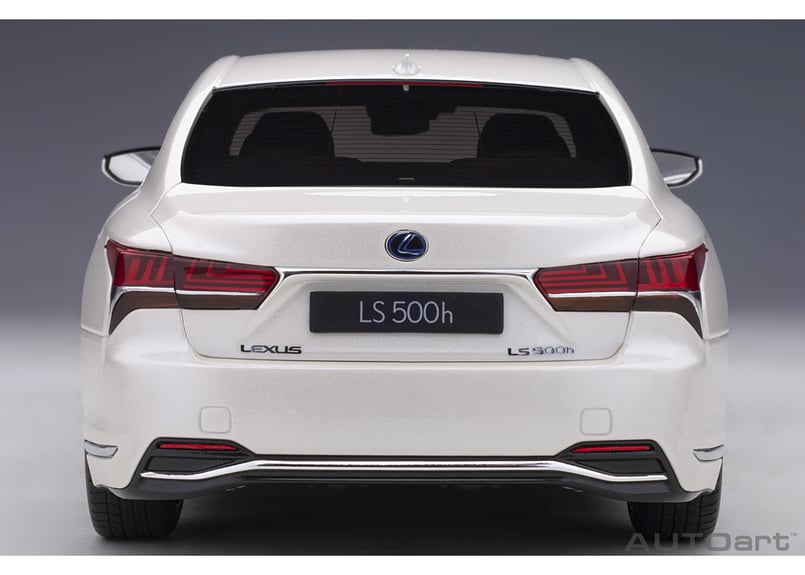 限定版1/18 レクサス LS500h 模型 ミニカー完成品　展示台付き 白 Amazon.co.jp: オートアート(AUTOart) 1/18 レクサス LS500h