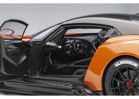 AUTOart 1/18　アストンマーチン ヴァルカン （メタリック・オレンジ）　70264