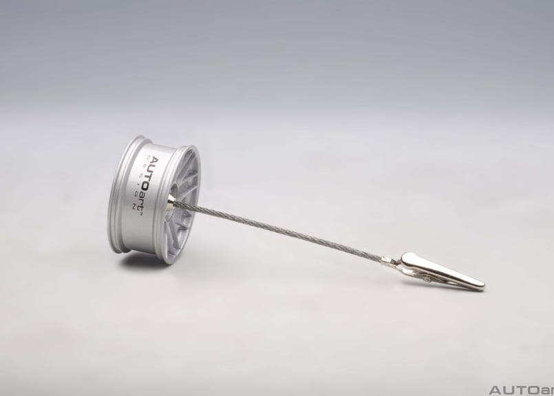 AUTOart レーシングホイール メモクリップスタンド （シルバー） 40408