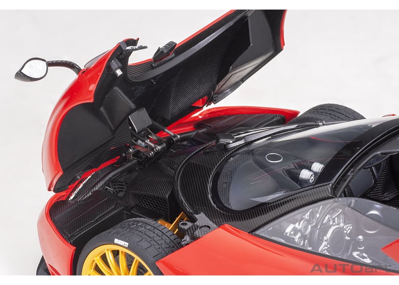 AUTOart 1/18 パガーニ ウアイラ ロードスター (レッド) 78287 AUTOart 1/18 パガーニ ウアイラ ロードスター (レッド) 78287