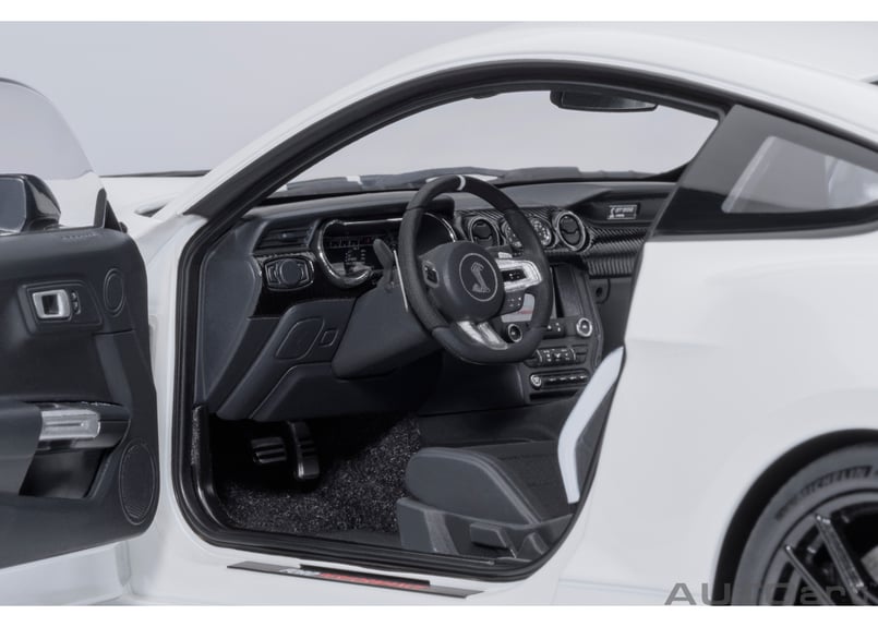 AUTOart 1/18 フォード マスタング シェルビー GT500 （ホワイト