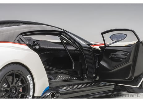 AUTOart 1/18　アストンマーチン ヴァルカン （メタリック・ホワイト／ブルー&レッド・ストライプ）　70261