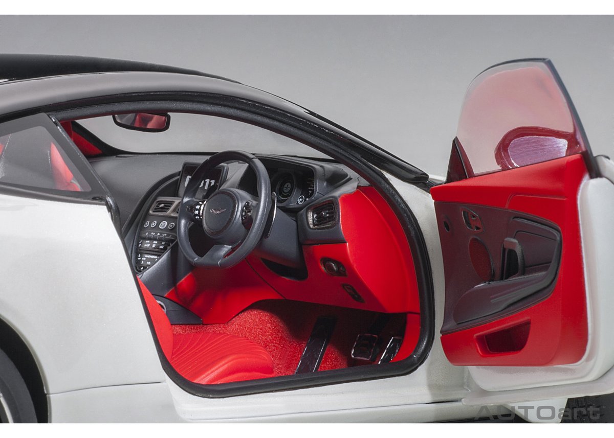 AUTOart 1/18 アストンマーチン DB11 （メタリック・ホワイト） 70266 |