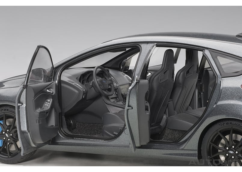 フォード フォーカス RS ミニカー　ル・マン　京商　1/18 オートアート Amazon | AUTOart 1/18 フォード フォーカス RS ブラック 完成品