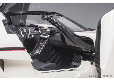 AUTOart 1/18　ケーニグセグ レゲーラ （ホワイト／カーボンブラック／レッド）　79027