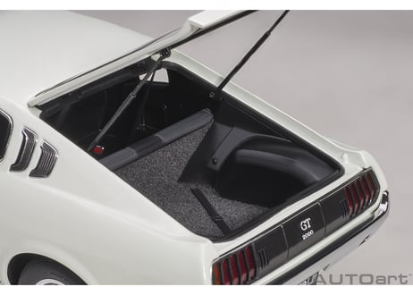 AUTOart 1/18　トヨタ セリカ リフトバック 2000GT （RA25） 1973 （ホワイト）　78766