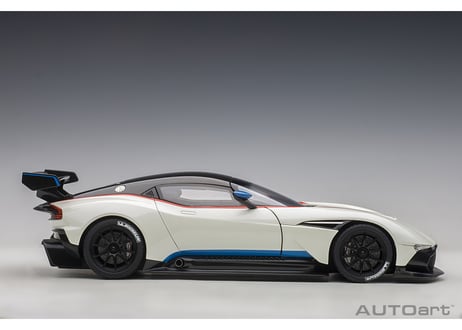 AUTOart 1/18　アストンマーチン ヴァルカン （メタリック・ホワイト／ブルー&レッド・ストライプ）　70261