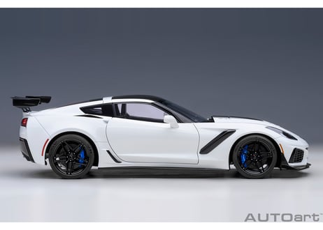 AUTOart 1/18　シボレー コルベット （C7） ZR1 （ホワイト）　71270