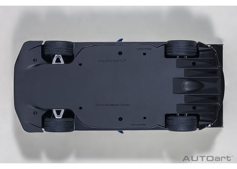 AUTOart 1/18　アストンマーチン ヴァルカン （メタリック・ホワイト／ブルー&レッド・ストライプ）　70261