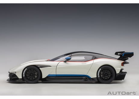 AUTOart 1/18　アストンマーチン ヴァルカン （メタリック・ホワイト／ブルー&レッド・ストライプ）　70261