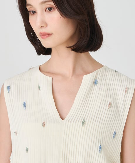 PIN TUCK×BEADS　EMBROIDERY VEST
