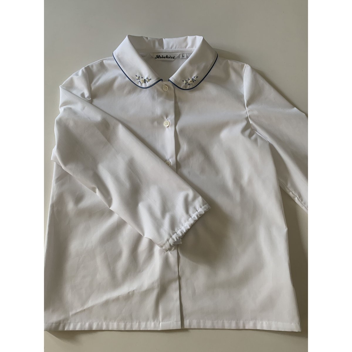 長袖パイピングブラウス ブルー/白刺繍 LL(130) | Shichiri（七里久美子） 