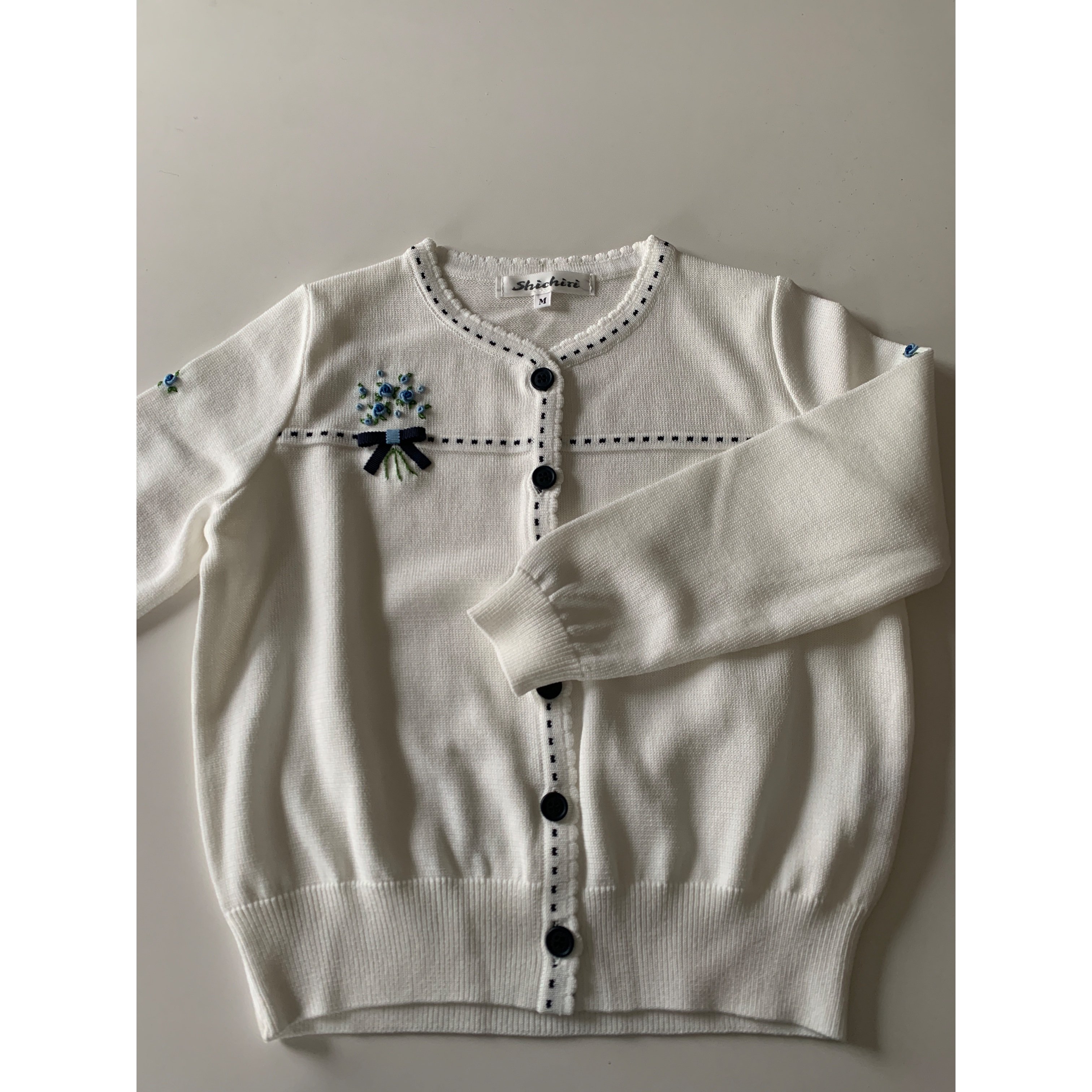 子供カーディガン花束 白(ブルー刺繍) M(120)・L(125)・LL(130