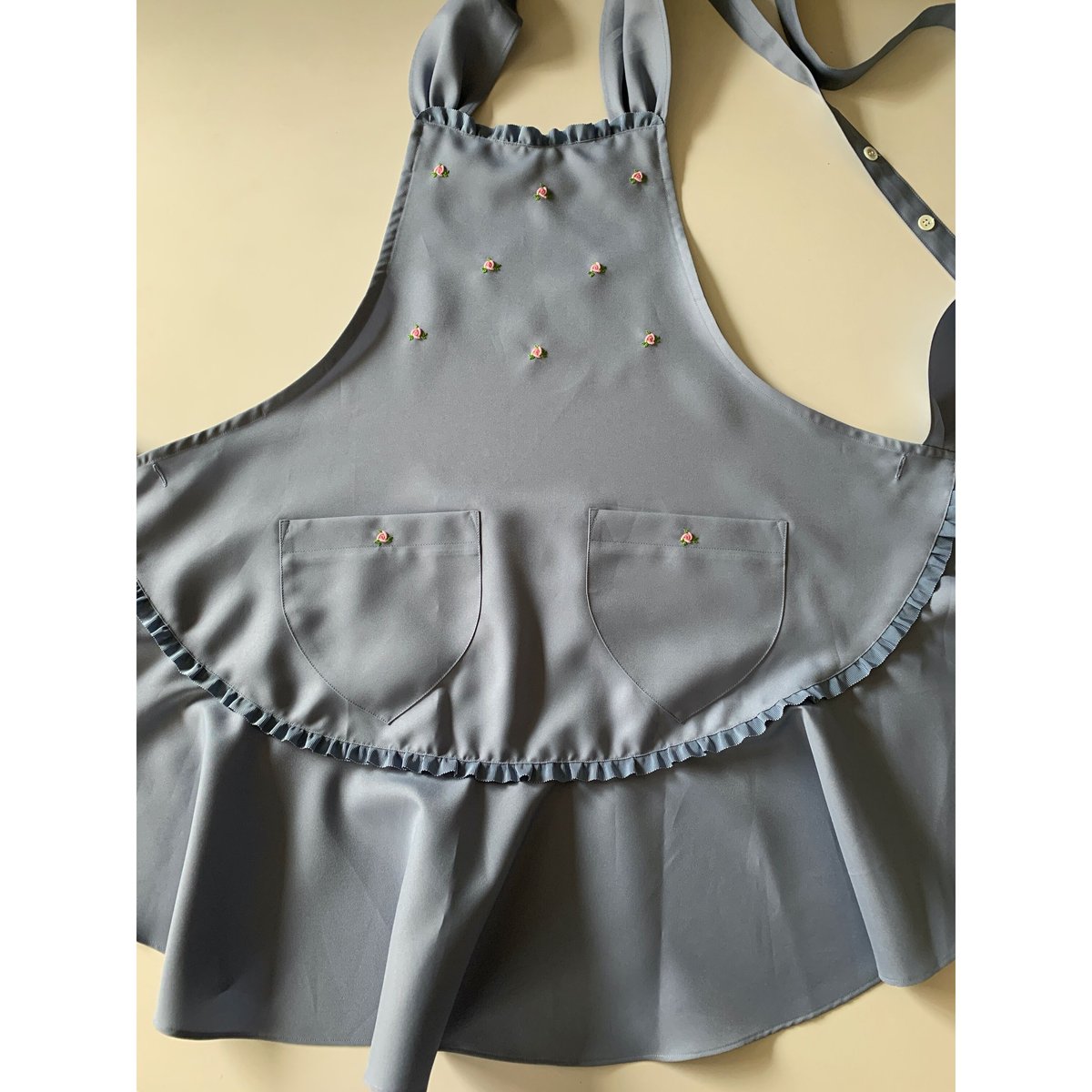 ピアリマーマ　フリル付き黒エプロン fit=scale-down,w=1200