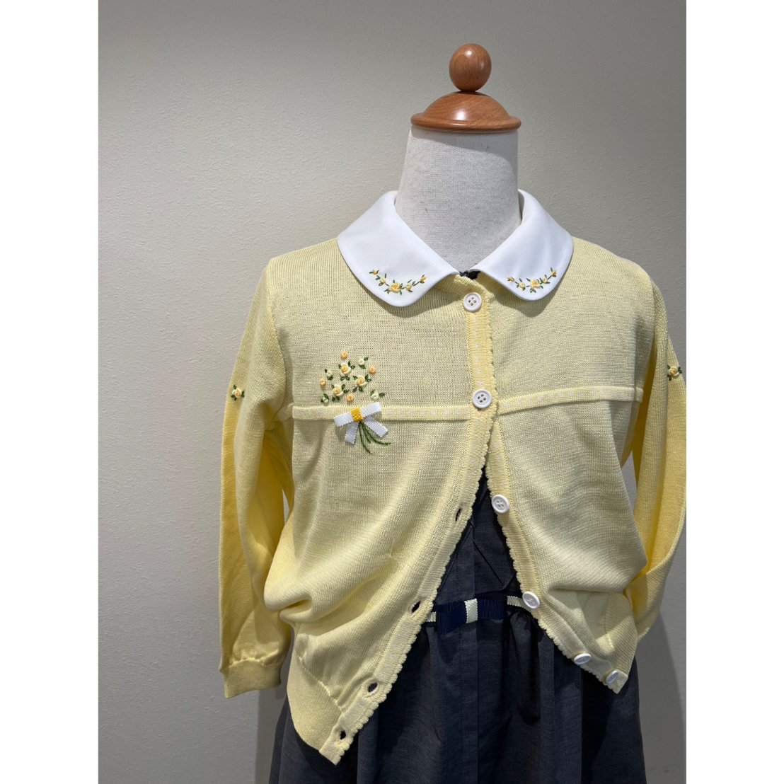 荻窪七里ワンピース140 美品 子供ワンピース ダイヤピンタック/グレー黄色刺繍 130~150 | Shichiri