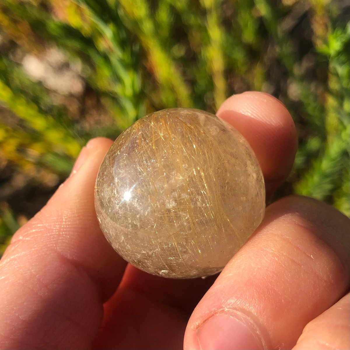 ルチルクォーツスフィア透明度が高く風景が写ってます。瞑想にも