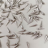 [ 10pcs ] スパイク SS 10mm × 2mm [ シルバー ] コーン カン付き サージカルステンレス パーツ チャーム トゲ 角 p-2119273s