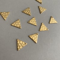 [ 4pcs ] 真鍮 デザインパーツ 12mm トライアングル ハンマー プレート 三角形 ブラス チャーム メタル tp-10075