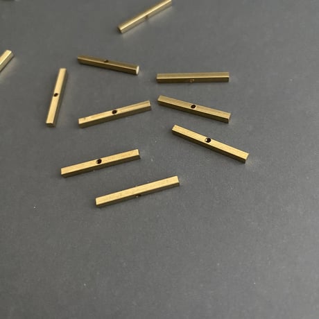 [ 4pcs ] 真鍮 デザインパーツ 20mm スクエア メタルスティック 中央穴 スペーサー ブラス メタル パーツ tp-10087