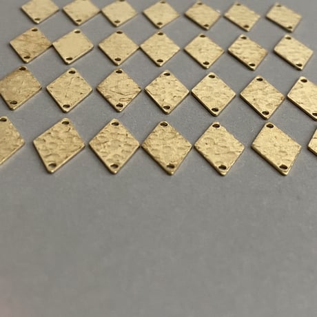 [ 4pcs ] 真鍮 デザインパーツ 15mm ダイヤ ハンマード 菱形 ダブルホール ジョイント ブラス チャーム メタル tp-10078