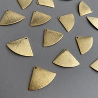 [ 4pcs ] 真鍮 デザインパーツ トライアングル プレート ライン模様 コネクター ブラス チャーム メタル パーツ tp-10068