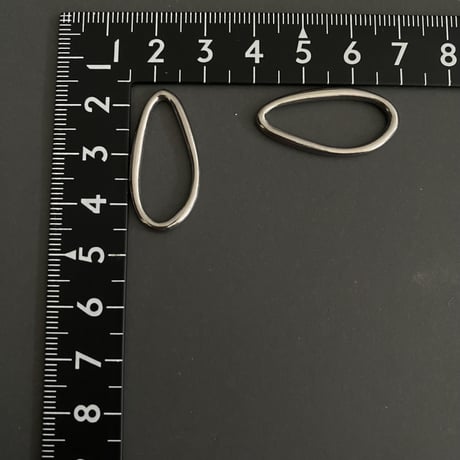 [ 1pcs ] 3cm Mサイズ メタル リングパーツ ゴールド サージカルステンレス 変形 ナチュラルドロップ チャーム p-2119242