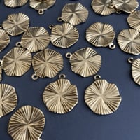 [ 4pcs ] 真鍮 デザインパーツ 21mm 1カン ラウンド プレート 模様線 ブラス チャーム メタル パーツ tp-10091