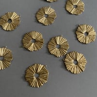 [ 4pcs ] 真鍮 デザインパーツ 20mm 中央穴 ラウンド プレート 模様線 ブラス チャーム メタル パーツ tp-10080