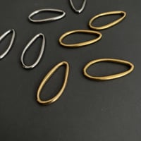 [ 1pcs ] 3cm Mサイズ メタル リングパーツ ゴールド サージカルステンレス 変形 ナチュラルドロップ チャーム p-2119242