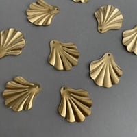 [ 4pcs ] 真鍮 デザインパーツ 17mm シェルプレート S 貝殻モチーフ ブラス チャーム メタル パーツ tp-10065s