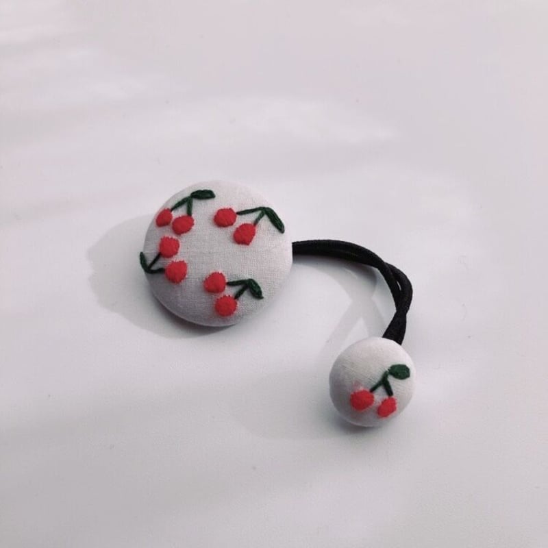 ピンクのお花♡手刺繍ヘアゴム2点セット ヘアゴム 手刺繍 さくらんぼ ピンク くるみボタン | PETIT LOULOU