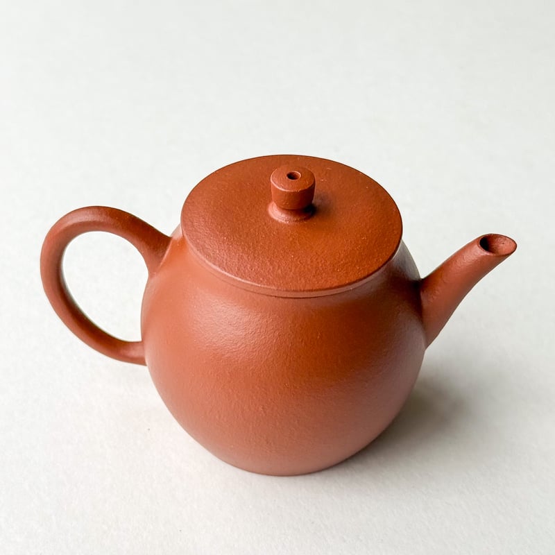 朱泥茶壺 A metal-mounted yixing red stoneware teapot, Qing dynasty
