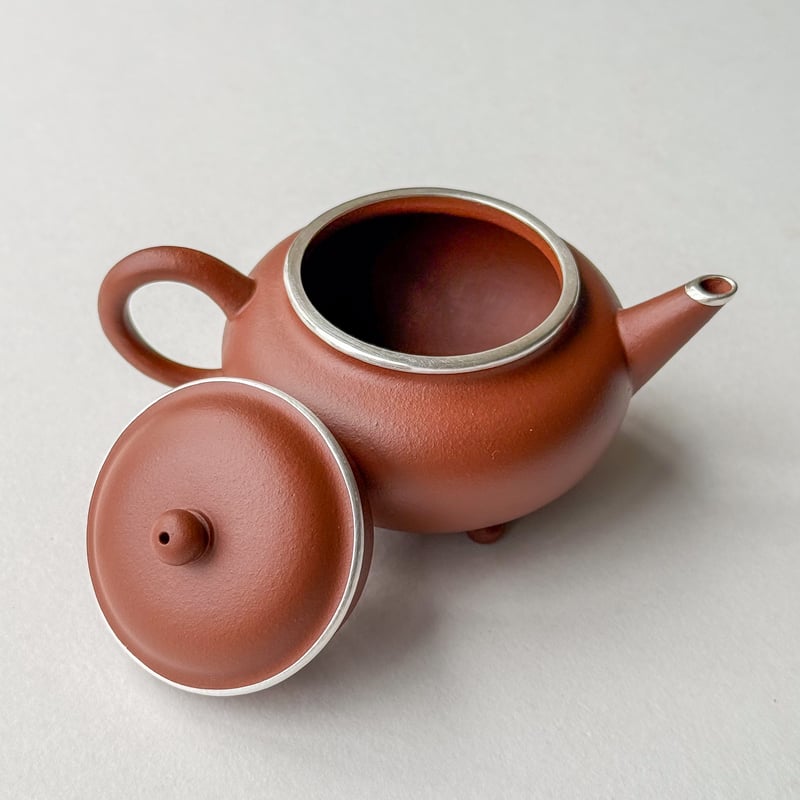 ＊中国古美術/朱泥桃花紋三足獣茶壺（底款：手井酲順圓製）【保存箱付】 中国古美術/朱泥桃花紋三足獣茶壺（底款：手井酲順圓製）【保存