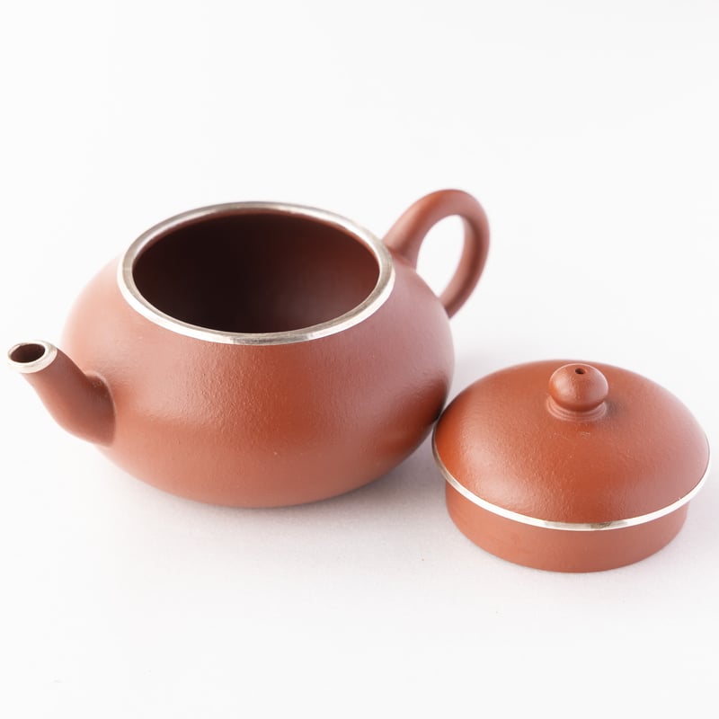＊中国古美術/朱泥桃花紋三足獣茶壺（底款：手井酲順圓製）【保存箱付】 梨型朱泥壺包銀【100cc】 | バンブー茶館