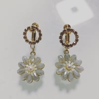 お花イヤリング　ブルーグレイ