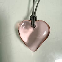 ガラスハートペンダント　薄ピンクにグレー革紐