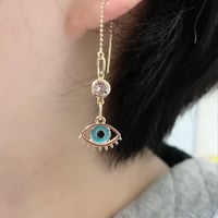 青い目のピアス