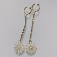 お花イヤリング　白