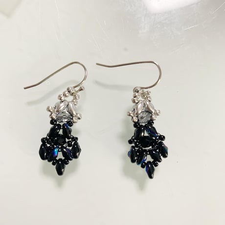 ビーズピアス　黒
