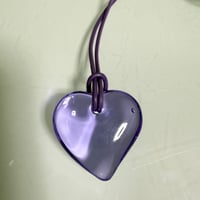 ガラスハートペンダント　薄紫に紫または黒革紐