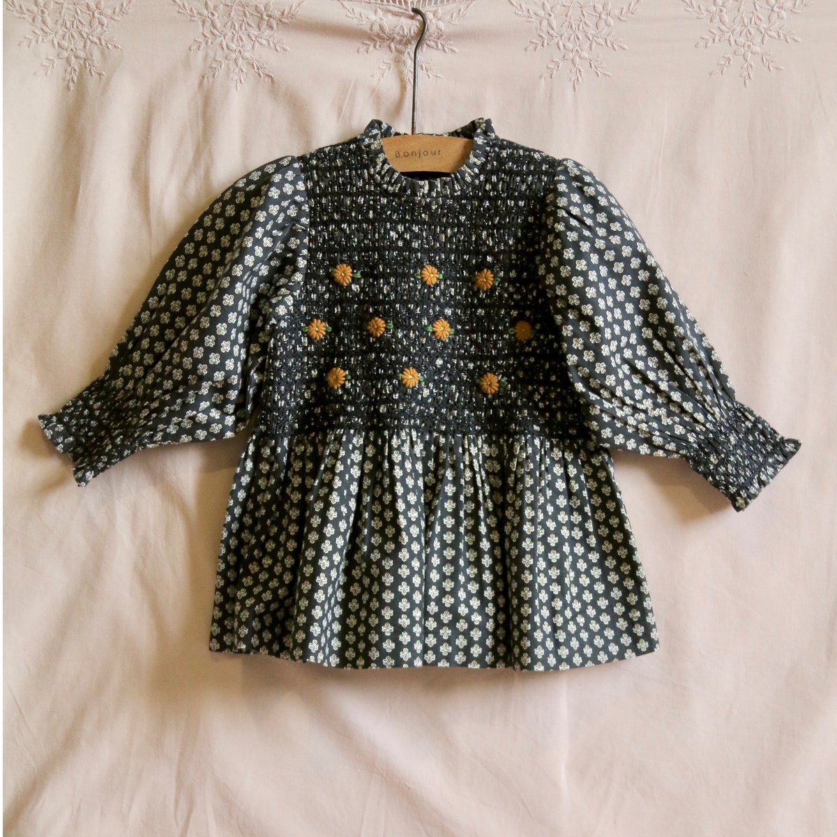 BONJOUR DIARY]【残りわずか】HANDSMOCK BLOUSE WITH REM