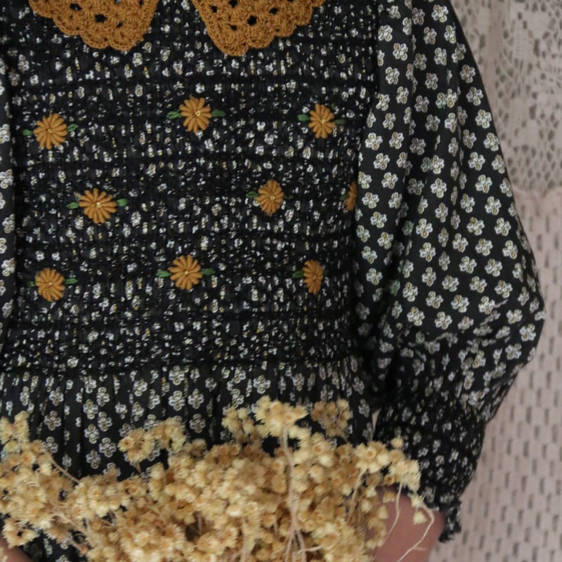 BONJOUR DIARY]【残りわずか】HANDSMOCK BLOUSE WITH REM