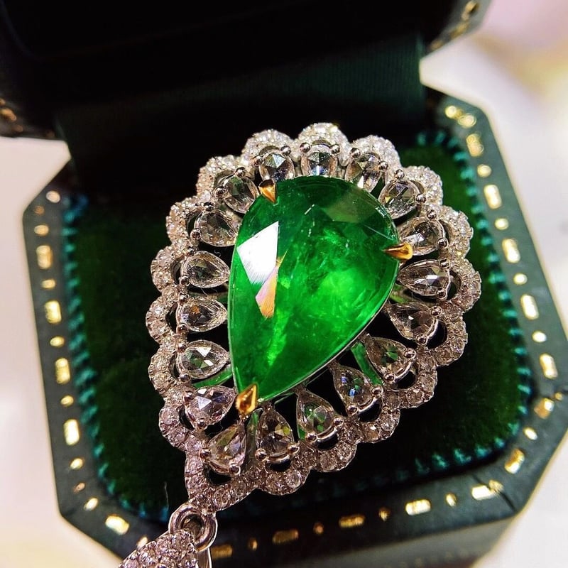 18金 天然エメラルド3.2ct ペンダントトップ Vivid Green 含浸処理あり