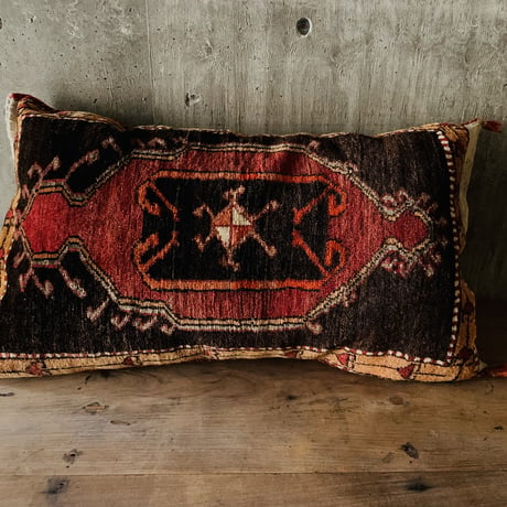 ヴィンテージのトルコ絨毯クッション　100cm × 61cm